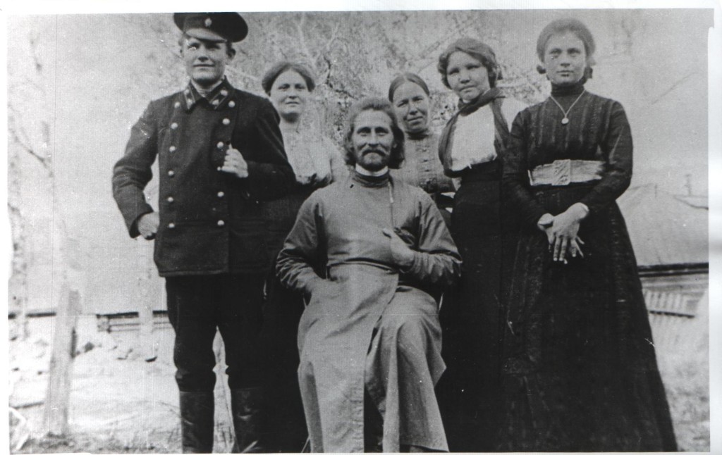 О. Иоанн Марсов в центре. Справа от него Мария Кваснина слева от нее Лидия Петровна жена отц1