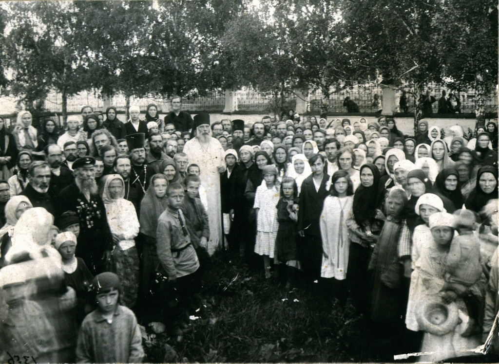 Епископ Григорий с прихожанами 1927 год