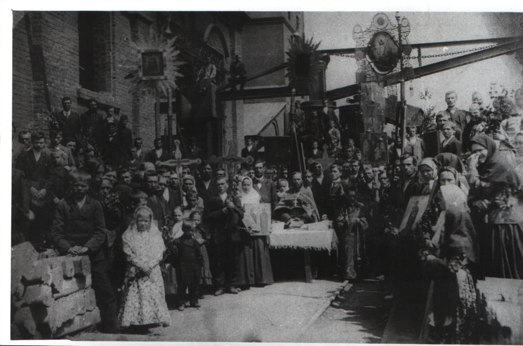 Молебен в праздник Троицы в мартеновском цехе БМК 1912 годjpg