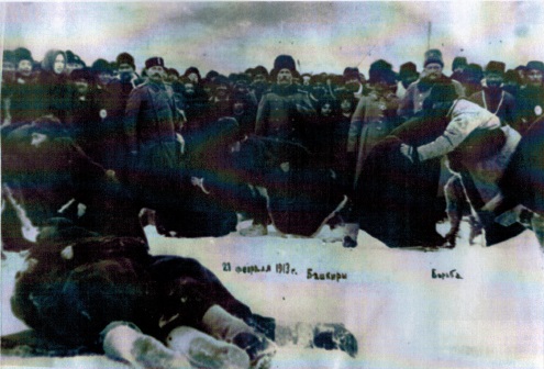 21 февраля 1913 года - борьба, на втором плане - надзиратели, конно-полицейские, офицеры, староста, десятский