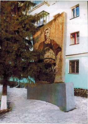 Обелиск, посвящённый строителям, на ул. Ленина.