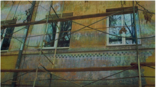 Фото 2013 года, во время реставрация и ремонта 48 кв. дома под окнами открыт первый слой покраски стен 1931 года.