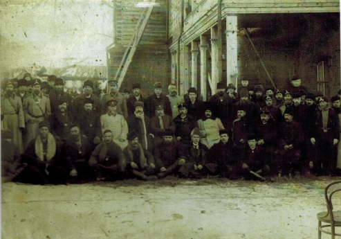 Созыв уездного и волостного полицейского управления. Фото 1910-1913 гг., во дворе Двухклассного училища