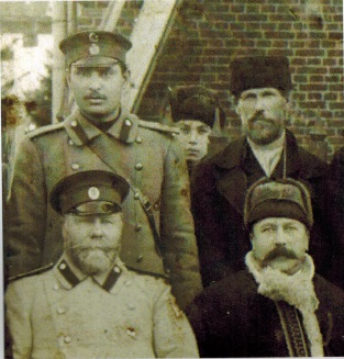 Слева сидит Полосин П.С. - городской голова 1894-1902 гг. В 1910-1918 годах г. Верхнеуральска.