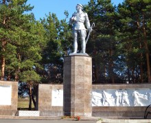 Памятник Блюхеру и мемориалы погибшим в годы гражданской войны