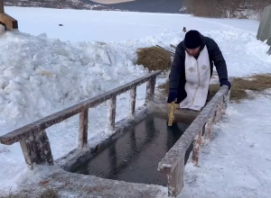 Освещение иордани на городском пруду г. Белорецка возле бани