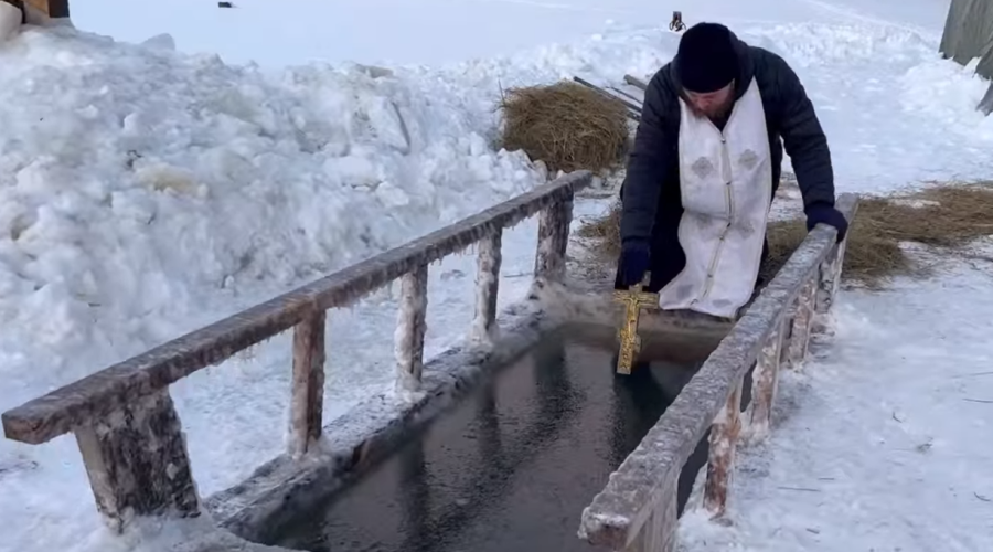 Освещение иордани на городском пруду г. Белорецка возле бани